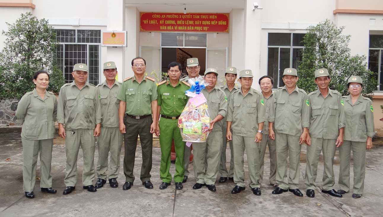 Ban Bảo vệ dân phố phường 3 được lãnh đạo Phòng Xây dựng phong trào bảo vệ An ninh Tổ quốc Công an tỉnh tặng quà dịp Tết Nguyên đán