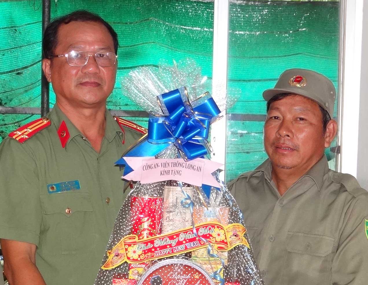 Trưởng ban Bảo vệ dân phố phường 3 - Nguyễn Văn Kẻ được lãnh đạo Phòng Xây dựng phong trào bảo vệ An ninh Tổ quốc Công an tỉnh tặng quà dịp Tết Nguyên đán