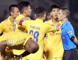 Bức xúc trọng tài, lãnh đạo Nam Định dọa bỏ V-League 2020