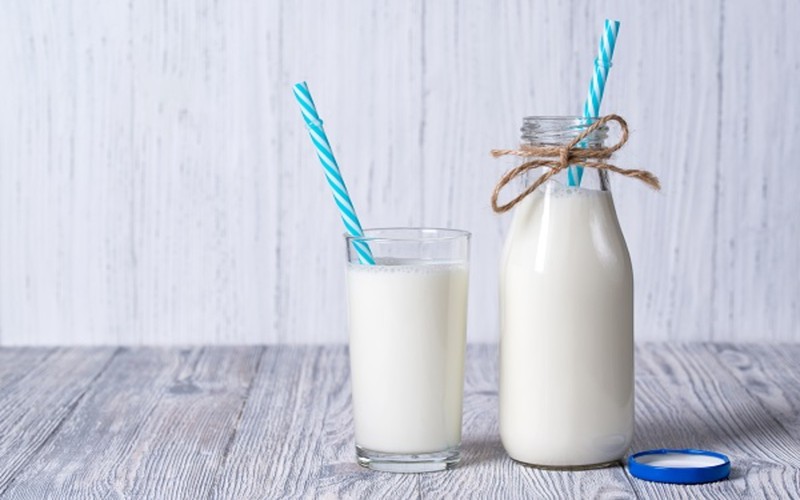 Tăng cường tiêu thụ thực phẩm có chứa canxi - Canxi có nhiều trong sữa, các chế phẩm từ sữa và các loại rau xanh, việc bổ sung canxi sẽ giúp thúc đẩy sự phát triển của xương.