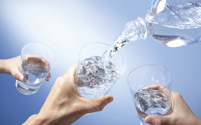 Uống nước sẽ giúp ngăn ngừa các chất độc tích tụ trong cơ thể và làm thay đổi quá trình trao đổi chất, góp phần giúp xương phát triển tốt hơn.