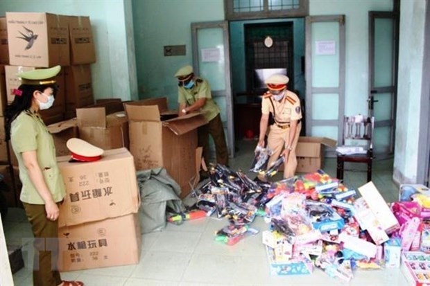 Corruption hinders fight against smuggling, trade fraud Police in the central province of Quang Binh seize more than 10,200 smuggled toys and 700 plastic guns early last April. (Photo: VNA)