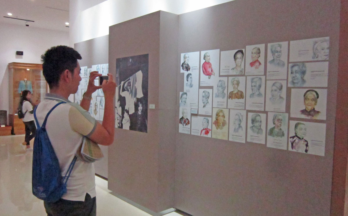 Những bức tranh ký họa về các Mẹ Việt Nam Anh hùng tại Nhà bảo tàng các Bà Mẹ Việt Nam Anh hùng 