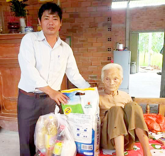 UBMTTQ Việt Nam xã Kiến Bình, huyện Tân Thạnh nhận chăm sóc 15 người già neo đơn, khó khăn