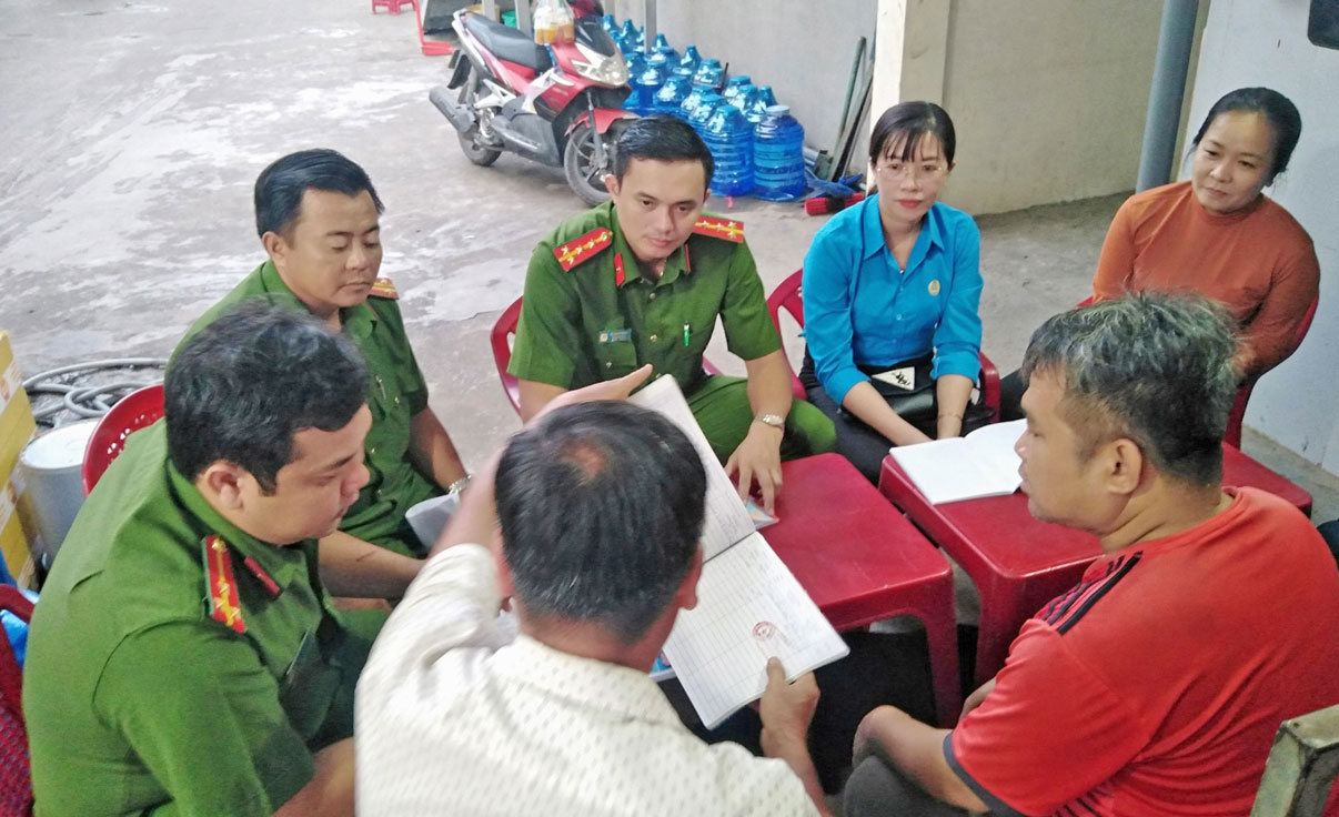 Các ban, ngành, đoàn thể huyện Đức Hòa và xã Đức Hòa Hạ nắm bắt tình hình hoạt động của ban công nhân tự quản khu nhà trọ