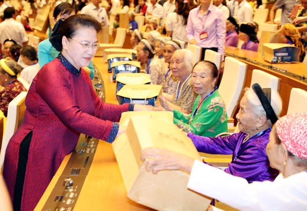 NA Chairwoman Nguyen Thi Kim Ngan presents gifts to Heroic Vietnamese mothers. (Photo: VNA)