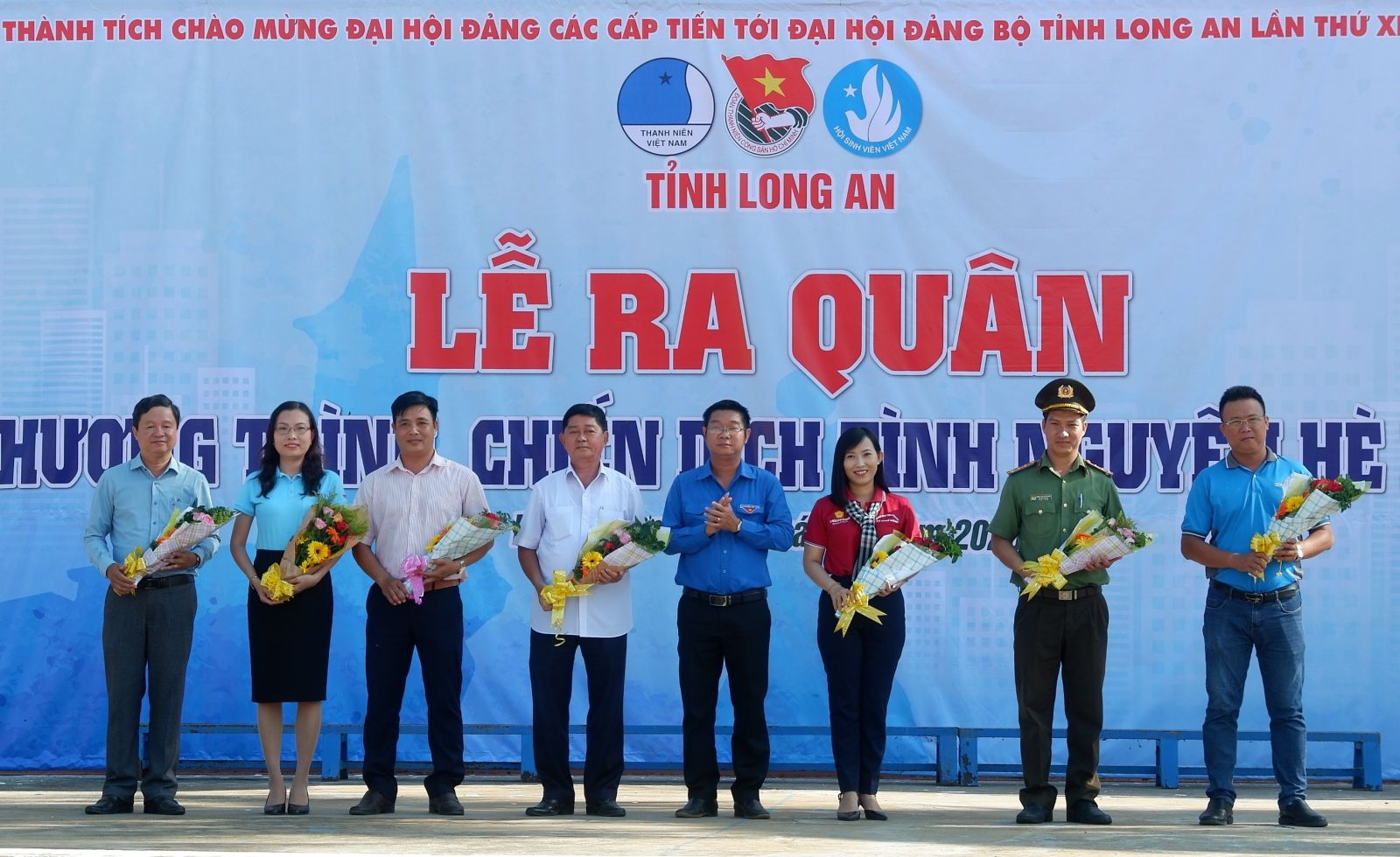 Tặng hoa cho các đơn vị đồng hành