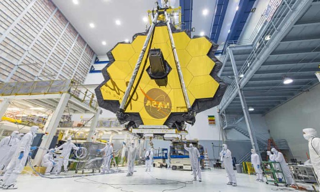 Các kỹ thuật viên NASA đang thao tác với gương của JWST tại trung tâm không gian ở bang Maryland (Mỹ). Ảnh: NASA