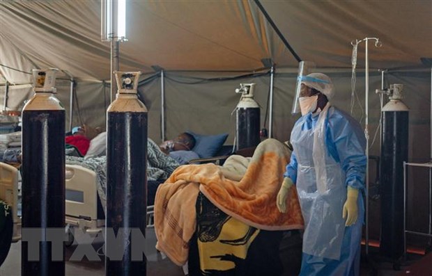 Nhân viên y tế điều trị cho bệnh nhân COVID-19 tại bệnh viện ở Pretoria, Nam Phi. (Ảnh: THX/TTXVN)