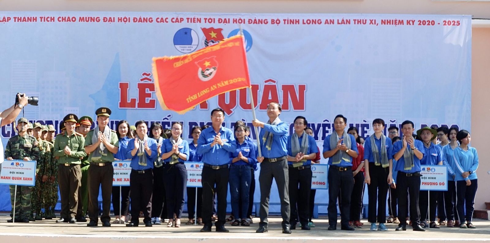 Bí Thư Tỉnh đoàn-Võ Trần Tuấn Thanh trao cờ lệnh cho Ban chỉ huy chiến dịch
