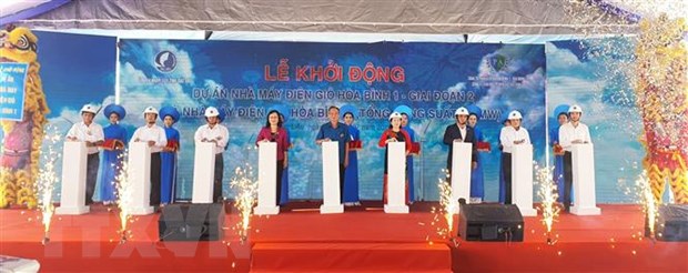 Hơn 5.200 tỷ đồng xây dựng nhà máy điện gió tại Bạc Liêu Các đại biểu thực hiện nghi thức khởi công dự án. (Ảnh: Huỳnh Sử/TTXVN)