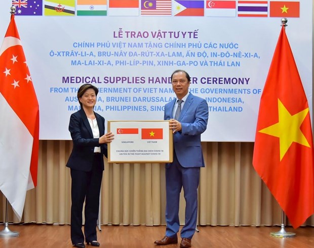 Singapore sees Vietnam valuable friend during COVID-19 Singaporean Ambassador Catherine Wong Siow Ping (left) receives a donation of Reverse Transcription Polymerase Chain Reaction test kits from Vietnamese Deputy Foreign Minister Nguyen Quoc Dung in May (Photo courtesy of the Singaporean Embassy)