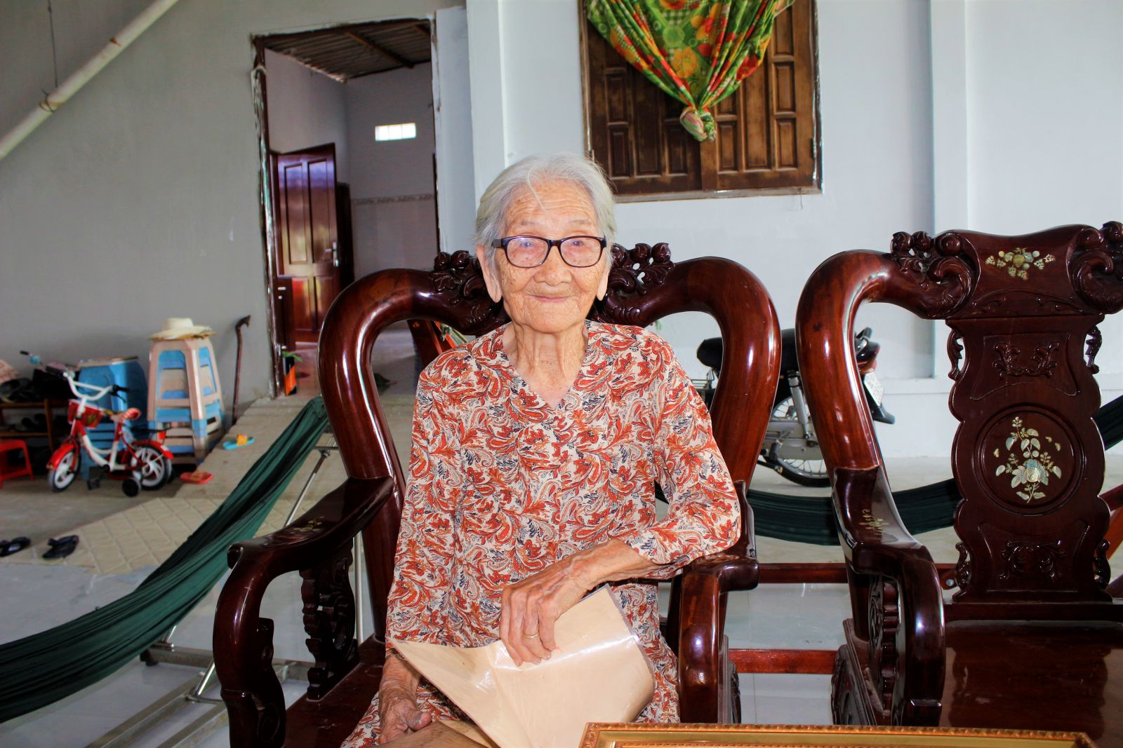 Mẹ Lê Thị Khởi dù đã hơn 100 tuổi những vẫn còn rất minh mẫn, thường xuyên nhắc nhở con cháu tiếp nối truyền thống anh hùng của cha ông