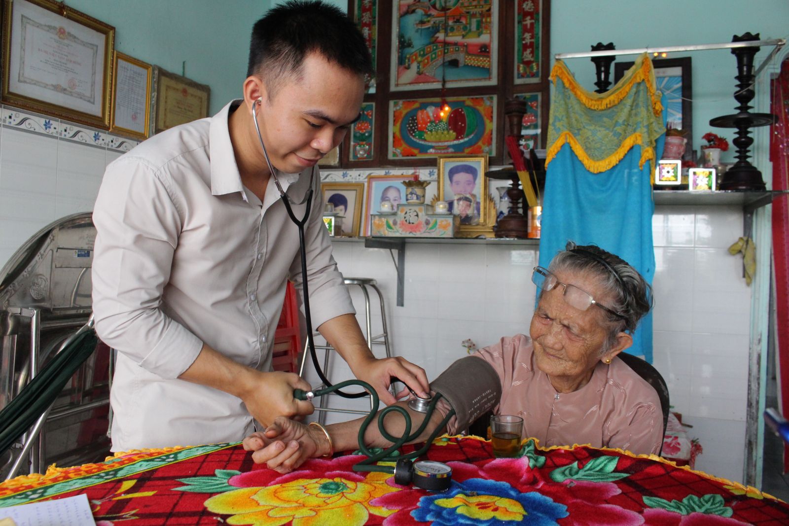Mẹ Việt Nam Anh hùng Đặng Thị Chỉnh được các y, bác sĩ của trạm y tế xã quan tâm chăm sóc sức khỏe và hỗ trợ kịp thời khi cần