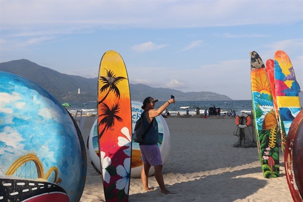 A tourist poses on a beach of Da Nang city before social distancing is re-imposed in the city following the confirmation of several new COVID-19 cases in the city. (Photo http://baovanhoa.vn)