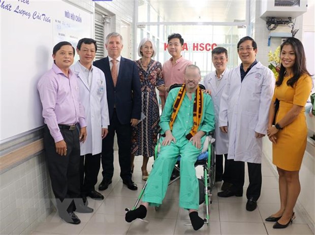 Bệnh nhân phi công người Anh: 'Không được chủ quan' với COVID-19 Bệnh nhân Stephen Cameron chụp ảnh lưu niệm với đại diện Lãnh sự quán Anh tại Thành phố Hồ Chí Minh và các y bác sỹ trong ngày xuất viện. (Ảnh: TTXVN phát)