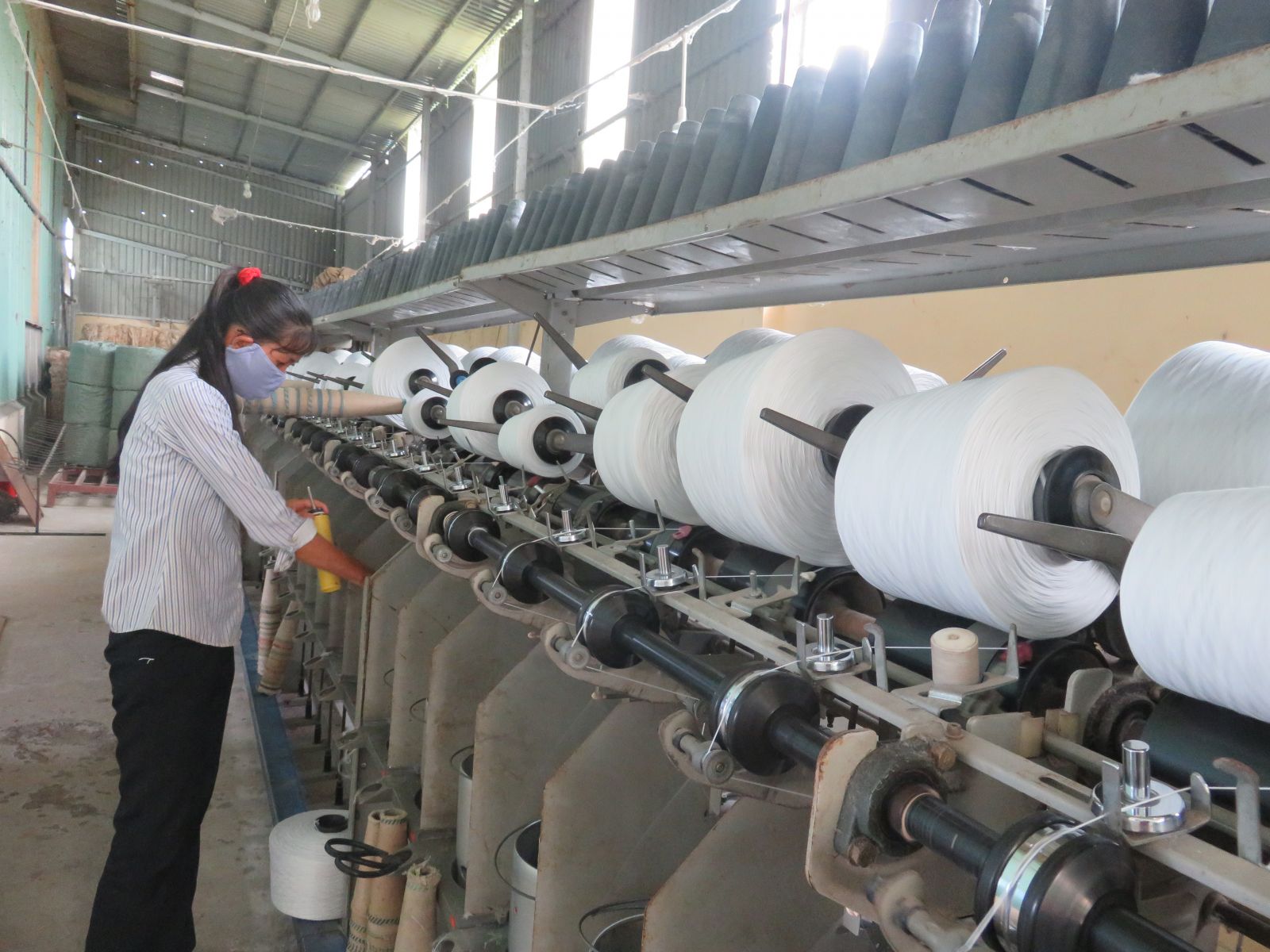 Long An: Supporting technology applying wire winding machine for fiber production Workers produce at the company