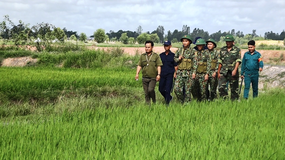Đội Dân phòng xung kích xã Bình Hiệp phối hợp các lực lượng tuần tra, kiểm soát tuyến biên giới