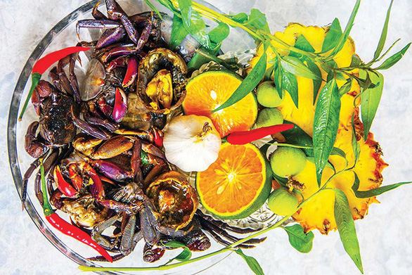 Những loại rau, gia vị để trộn ba khía muối - Ảnh: Châu Sang