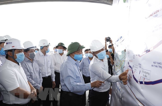  PM Nguyen Xuan Phuc inspects progress on the construction of the Trung Luong - My Thuan Expressway in Tien Giang (Photo: VNA)