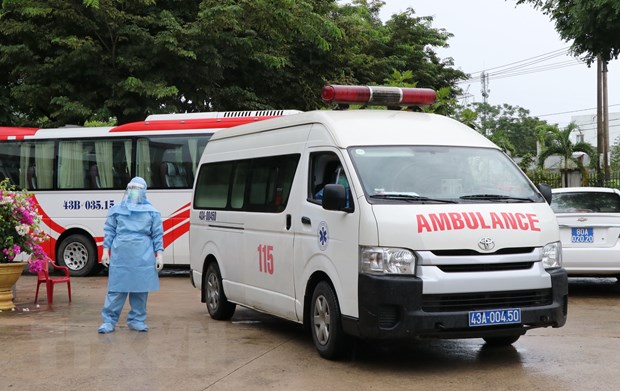 Xe cấp cứu chở bệnh nhân vào bệnh viện dã chiến ở Đà Nẵng. (Ảnh: Quốc Dũng/TTXVN)