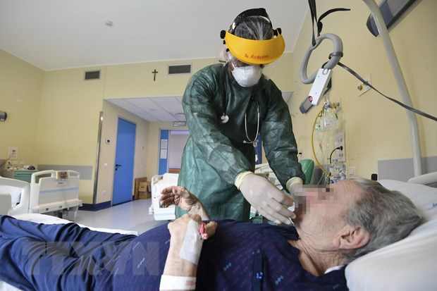 Bệnh nhân COVID-19 được điều trị tại bệnh viện ở Milan, Italy, ngày 15/5/2020. (Ảnh: AFP/TTXVN)