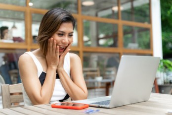 "Vợ người ta" đến công sở đánh ghen