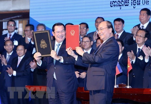 Prime Minister Nguyen Xuan Phuc (R) and his Cambodian counterpart Hun Sen signed the supplementary treaty to the 1985 Treaty on the Delimitation of National Boundaries and the 2005 Supplementary Treaty in October 2019 (Source: VNA)