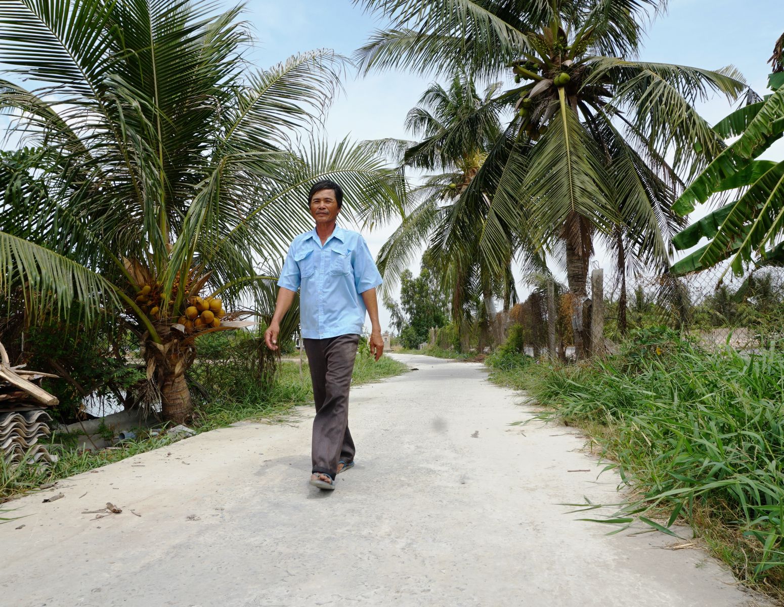 Ông Nguyễn Văn Thích trên con đường do gia đình hiến đất xây dựng