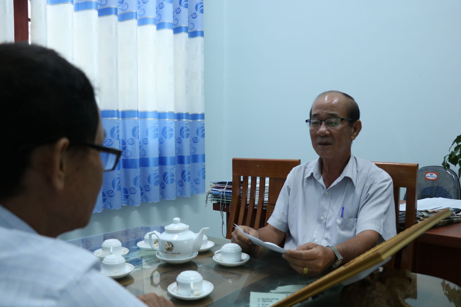 Ông Nguyễn Văn Đức (bìa phải) dành nhiều thời gian cho công tác Hội và chăm lo đời sống hội viên