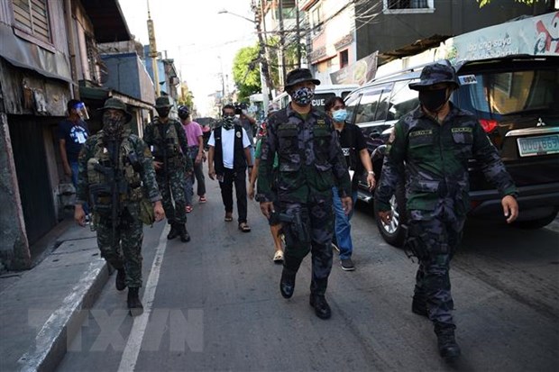 Cảnh sát tuần tra tại một tuyến phố ở ngoại ô thủ đô Manila, Philippines sau khi chính quyền địa phương tái áp đặt lệnh phong tỏa trong bối cảnh dịch COVID-19 lây lan nhanh. (Ảnh: AFP/TTXVN)