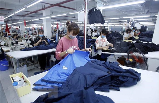 Sản xuất sản phẩm may mặc xuất khẩu tại Công ty cổ phần may và dịch vụ Hưng Long (huyện Mỹ Hào, Hưng Yên). (Ảnh: TTXVN)