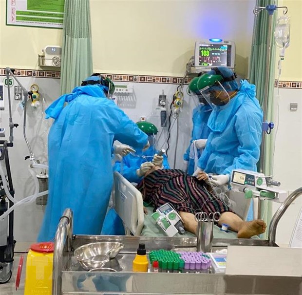 Các bác sỹ Bệnh viện Chợ Rẫy cấp cứu cho bệnh nhân COVID-19 ngay trong đêm. (Ảnh: TTXVN phát)
