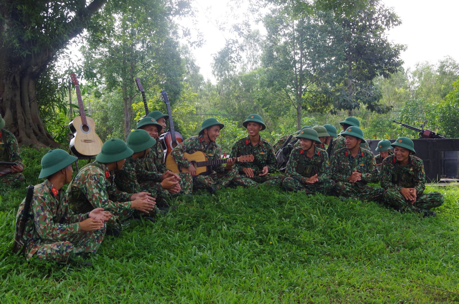 Chiến sĩ Tiểu đoàn 1 giải lao trên thao trường (Ảnh: Thùy Trang)