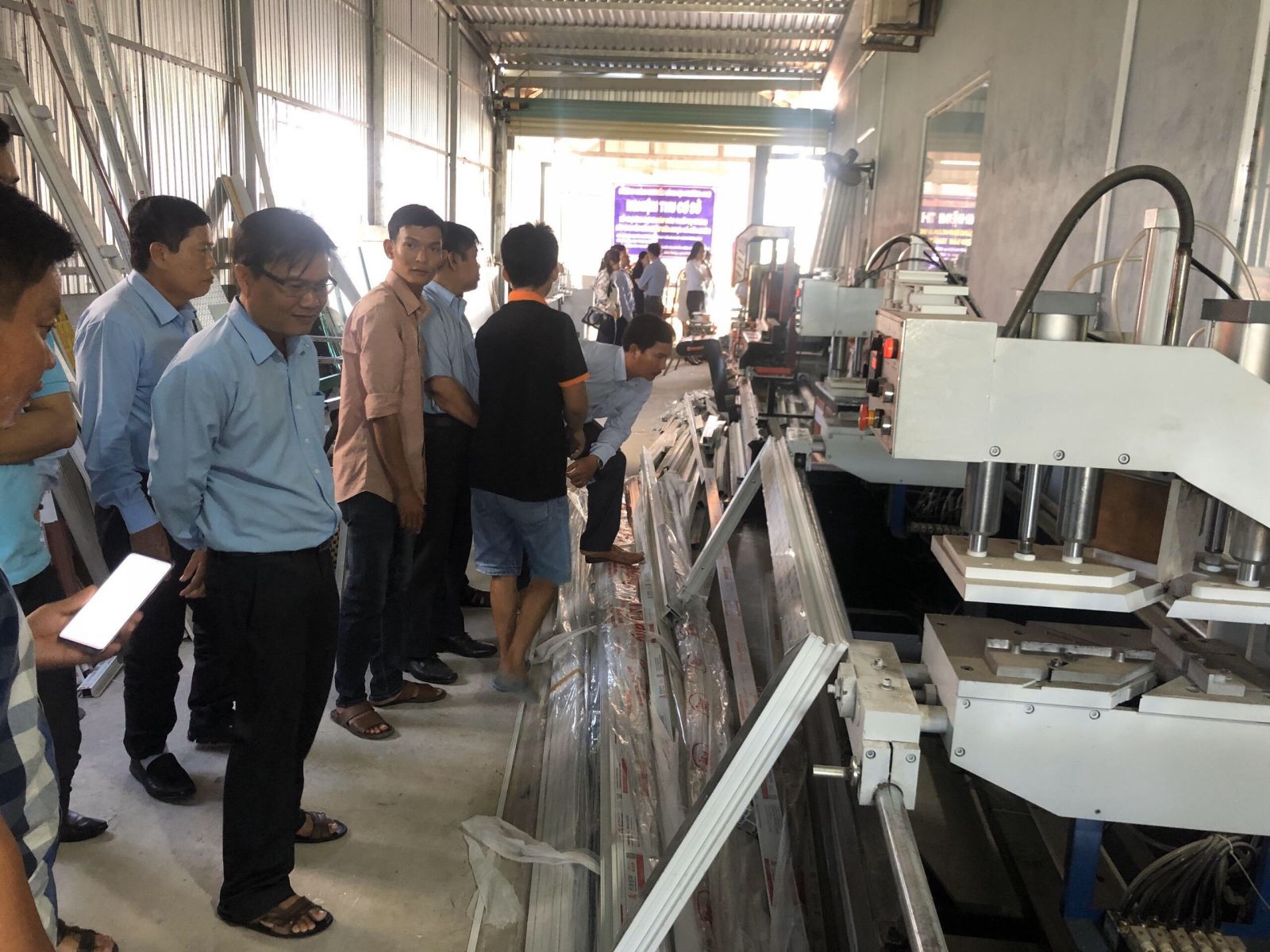 Long An People's Committee approves local industrial promotion project – phase 2 with over 200-million-VND budget Delegates visit and accept the project
