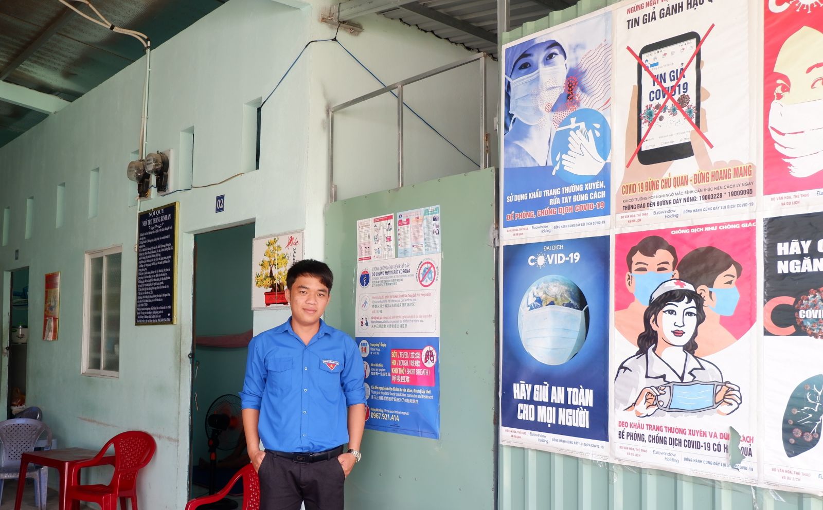 Anh Trần Thông Thái xây dựng nội quy riêng cho nhà trọ và thường xuyên tuyên truyền bằng tranh, để người dân có ý thức bảo vệ sức khỏe
