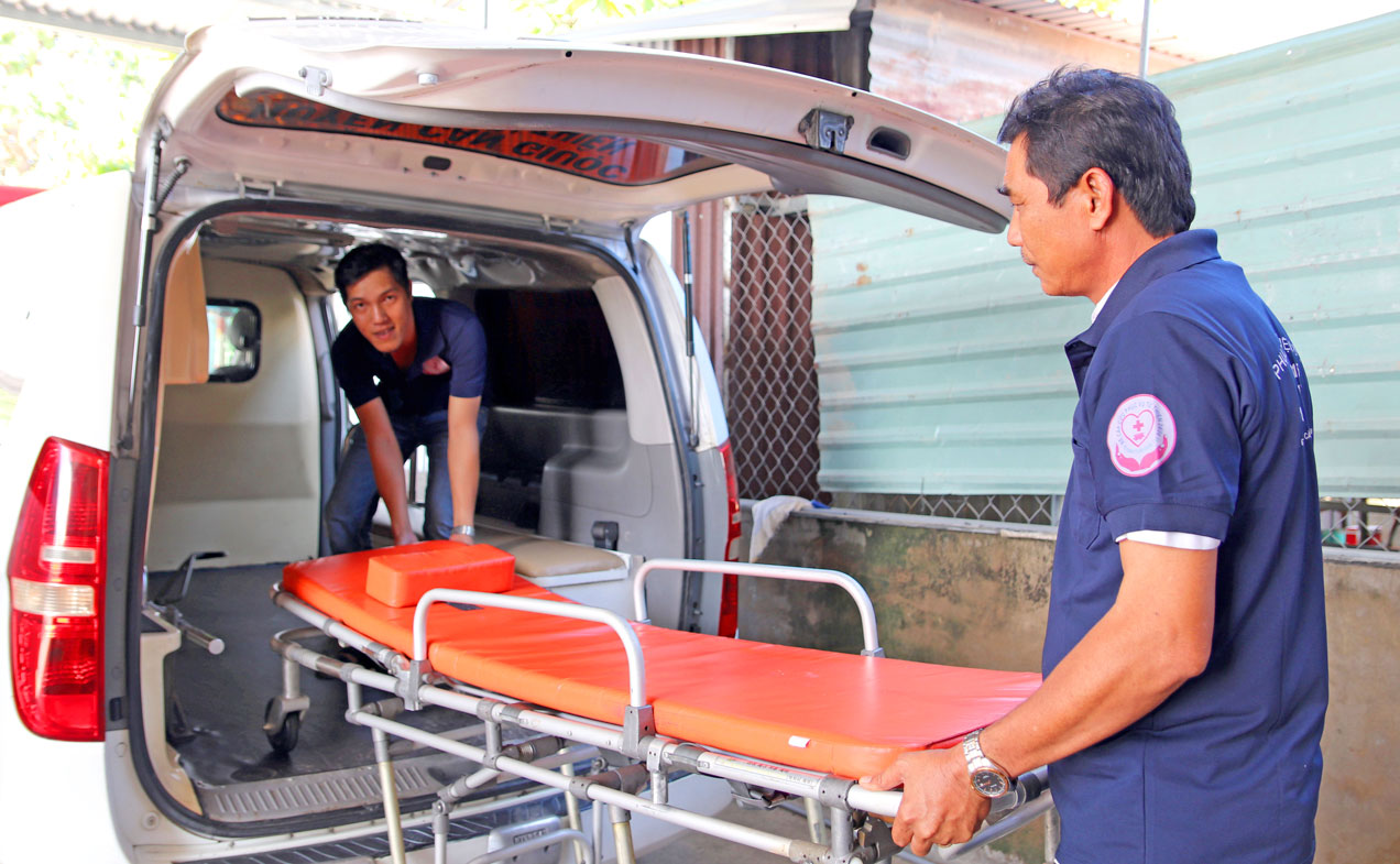Các thành viên trong đội thường xuyên kiểm tra trang thiết bị của xe cấp cứu để bảo đảm vận chuyển thuận lợi, nhanh chóng