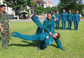 Nữ quân nhân luyện tập kỹ thuật đánh võ