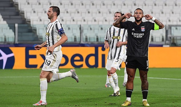 Depay ăn mừng bàn thắng mở tỷ số vào lưới Juventus