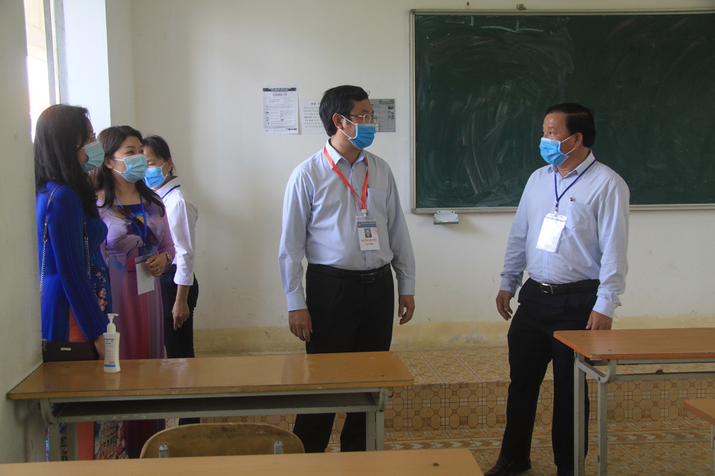 Deputy Minister Nguyen Van Phuc (2nd, R) checks the examination rooms at Thu Thua High School exam site