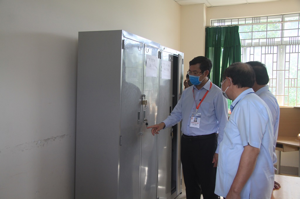 The delegation check the room storing the exam questions at the Le Quy Don High School exam site