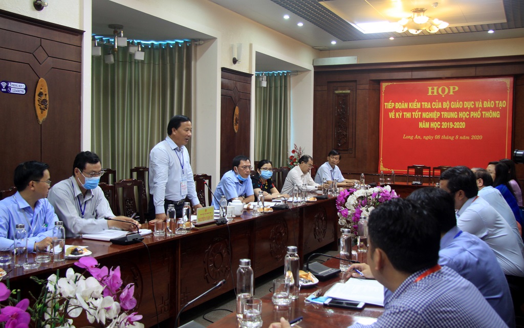 Vice Chairman of the Provincial People's Committee reports to the inspection delegation about the situation of exam preparation in Long An