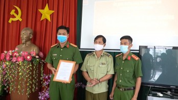 Long An: Ban Chỉ đạo 389 thưởng nóng 20 triệu đồng cho 2 tập thể xuất sắc trong chống buôn lậu