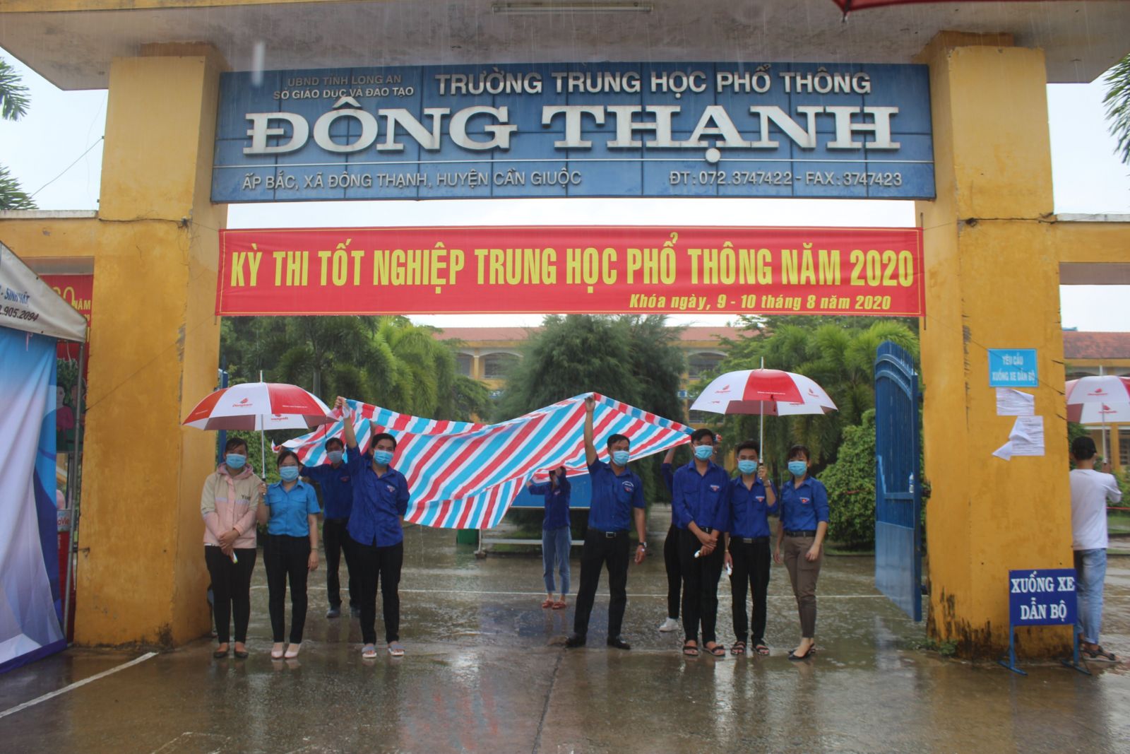 Mặc dù mưa rất lớn nhưng các tình nguyện viên Đoàn trường THPT Đông Thạnh vẫn nhiệt tình tiếp sức mùa thi