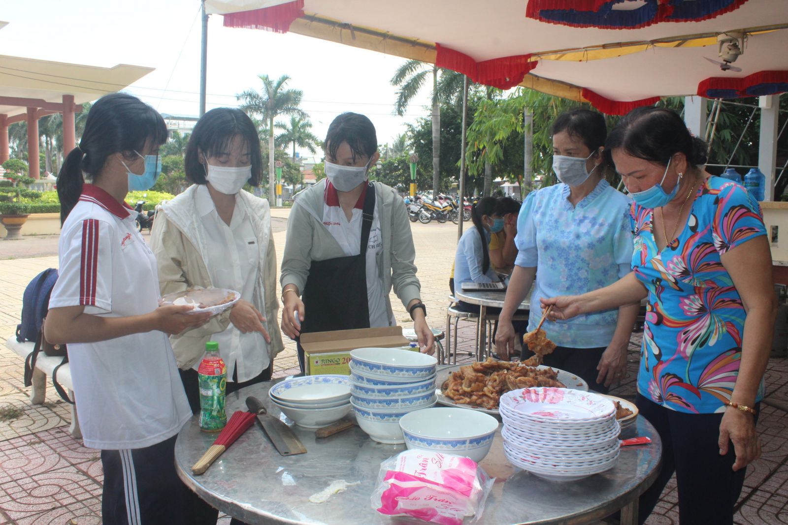 Đội tiếp sức mùa thi ở huyện Cần Đước chuẩn bị suất ăn miễn phí cho các thí sinh