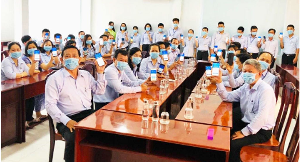 Long An: Target of 60 percent of people with smartphones to install Bluezone application 100 percent officers, civil servants, employees - workers of the Long An Department of Information and Communications implement to install Bluezone application