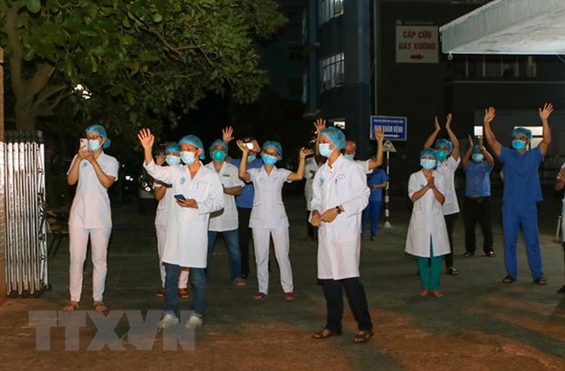 Medical staff of Da Nang Orthopaedic and Physical Rehabilitation Hospital are happy when the hospital reopens after lockdown (Source: VNA)