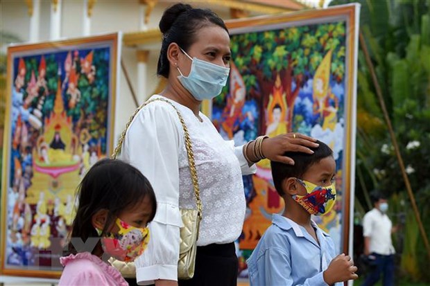 Người dân đeo khẩu trang phòng lây nhiễm COVID-19 tại Phnom Penh, Campuchia. (Ảnh: AFP/TTXVN)