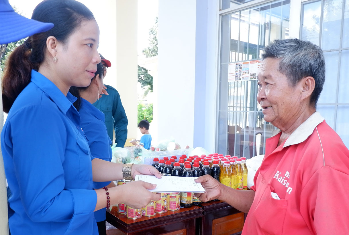 Thanh niên với những hoạt động chăm lo đời sống người dân khó khăn