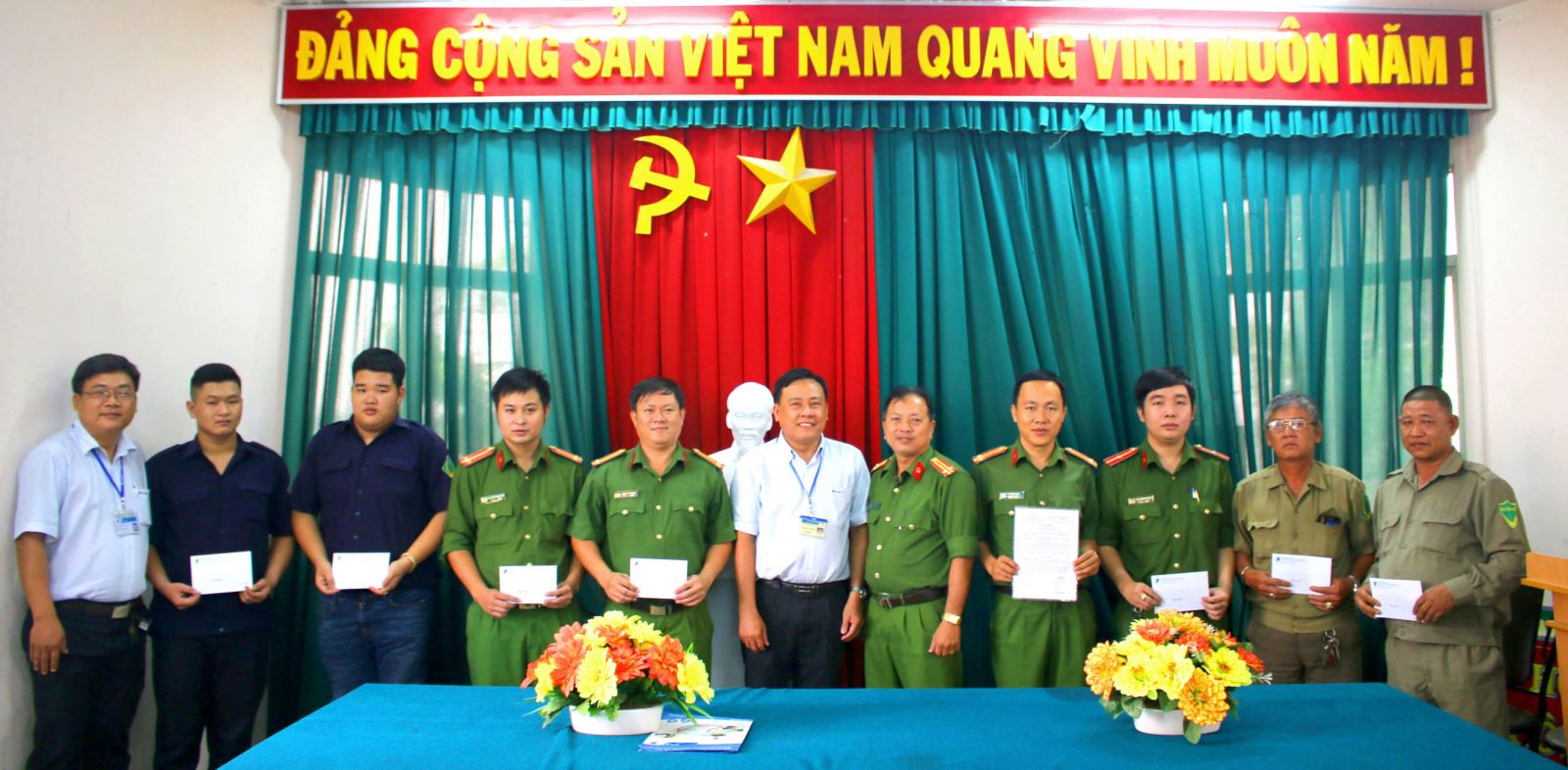 Phó ban Bảo vệ dân phố phường 6, TP.Tân An - Nguyễn Văn Tiến (bìa phải) được khen thưởng đột xuất vì có thành tích xuất sắc trong bắt trộm, bảo vệ tài sản của Trung tâm Viễn thông Tân An